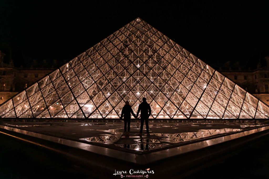 Engagement photo shoot in Louvre museum paris