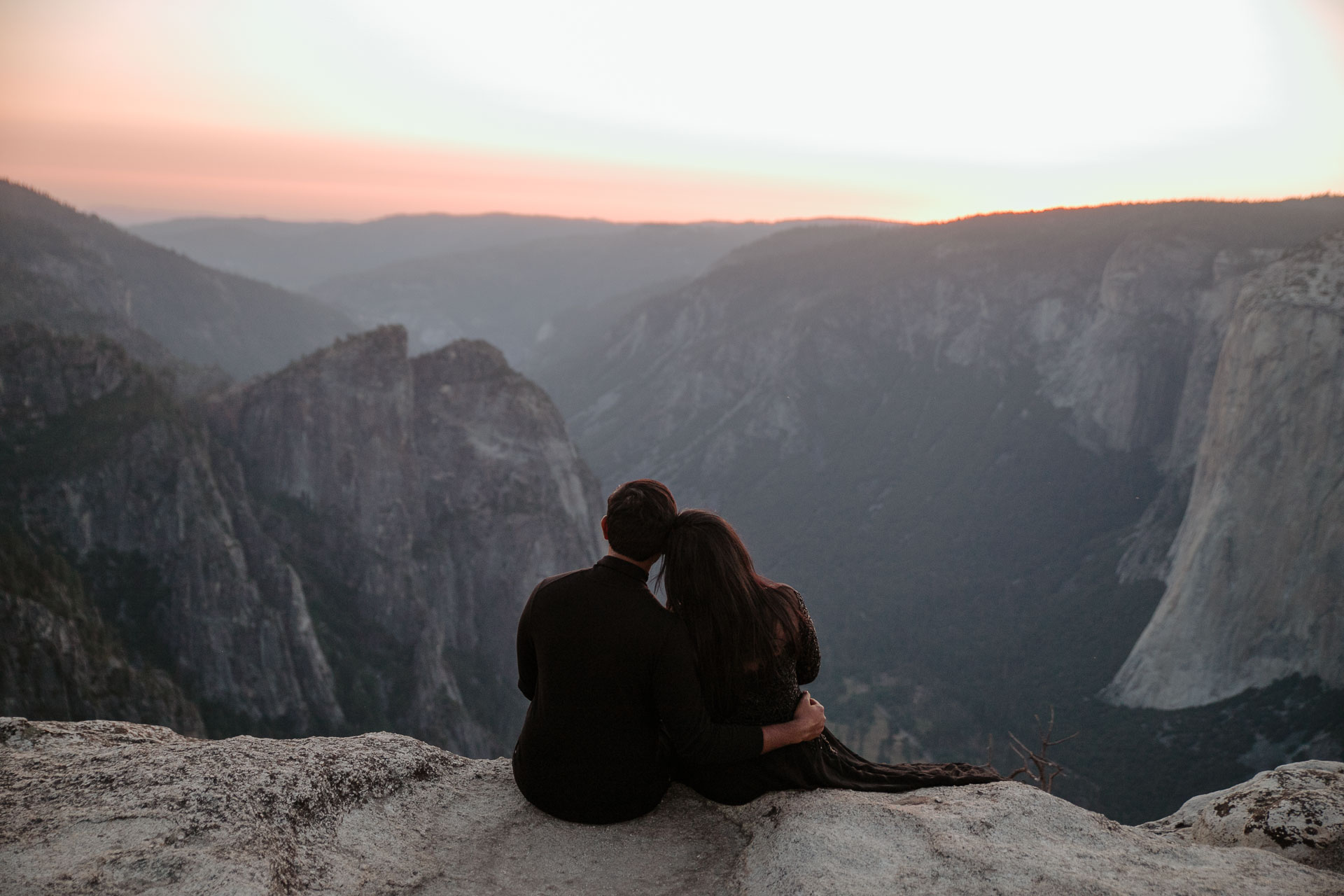 couple photoshoot at Taft Point, Yosemite