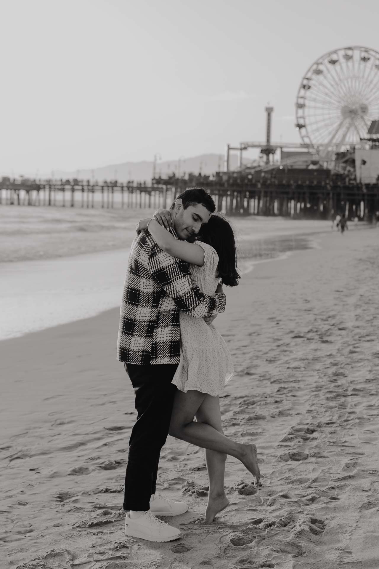do you want to propose to your girlfriend at santa monica beach with a photographer?