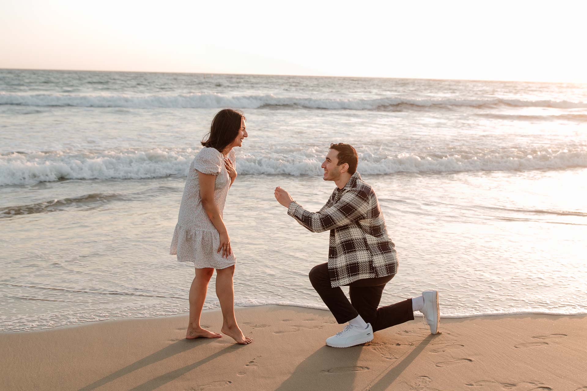 marriage proposal in a beach of los angeles with a secret photographer